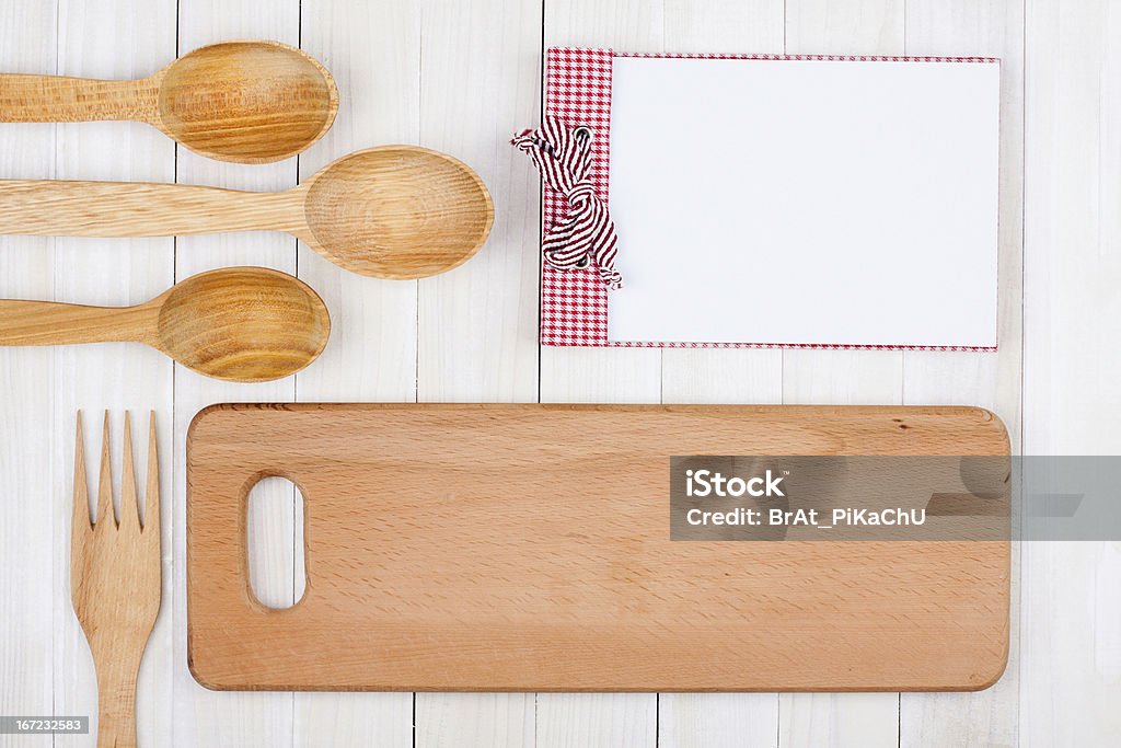Rezept Notizbuch, die Küchengeräte auf weißem Holz Hintergrund - Lizenzfrei Bildhintergrund Stock-Foto