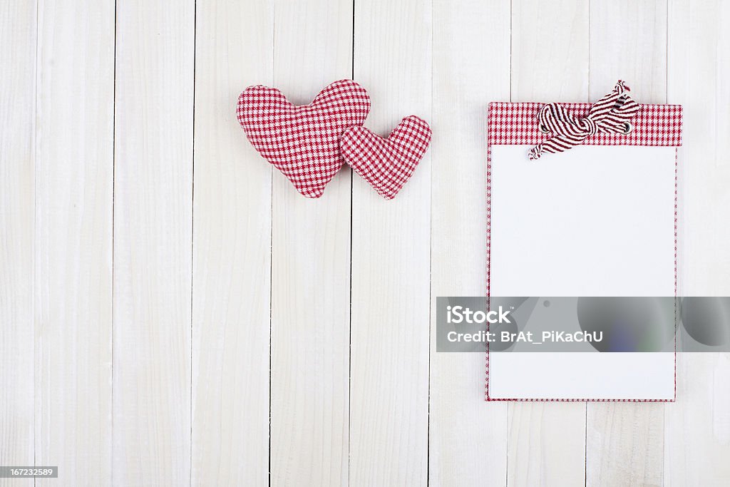 Zwei Herzen und notebook auf weißem Holz Hintergrund - Lizenzfrei Kochrezept Stock-Foto