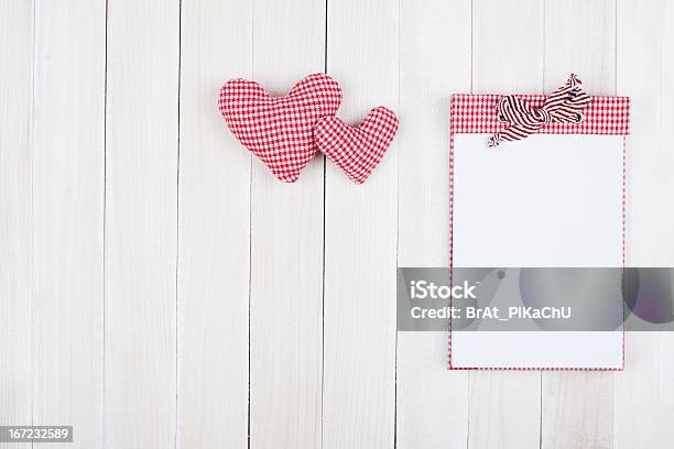 Zwei Herzen Und Notebook Auf Weißem Holz Hintergrund Stockfoto und mehr Bilder von Kochrezept