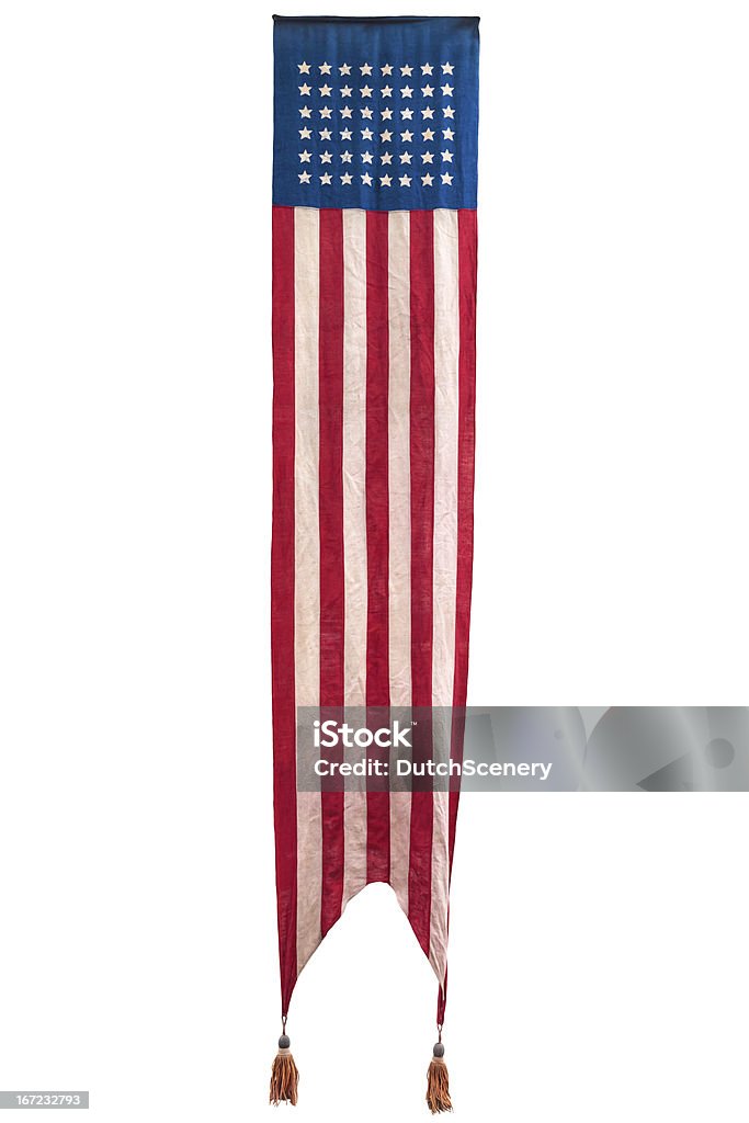 Длинное винтажное Вешать Американский Ритуальный флаг, изолированных на белый - Стоковые фото Звёздно-полосатый флаг роялти-фри