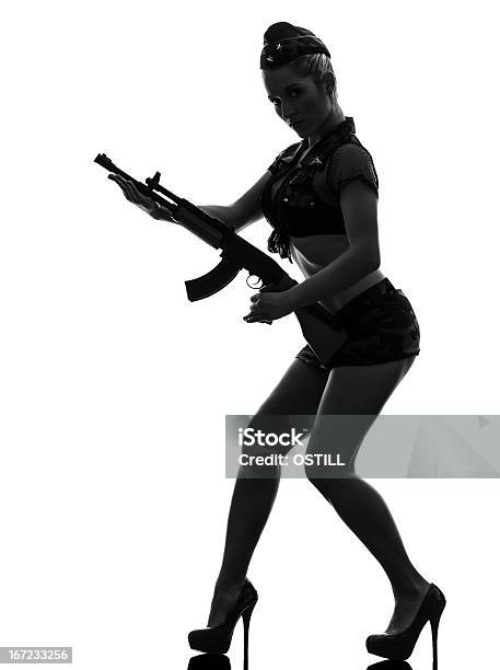 Photo libre de droit de Femme Sexy En Uniforme Militaire De Kalachnikov Tenant La Silhouette banque d'images et plus d'images libres de droit de AK-47