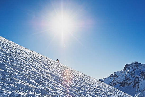 homem desliza pelo - telemark skiing skiing ski moving down - fotografias e filmes do acervo
