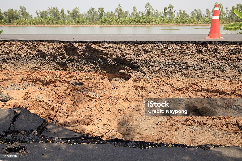 Couche de craquelé route asphaltée - Photo de Béton libre de droits