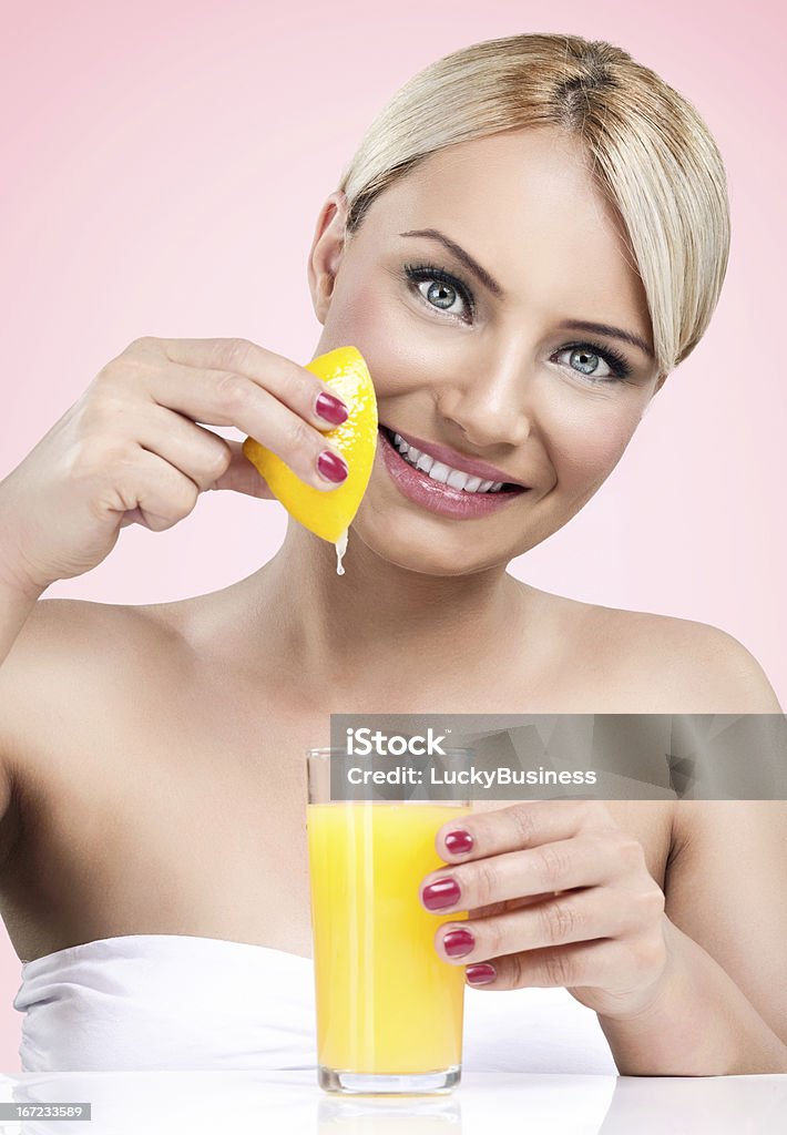 Frau squeezes der Saft aus Zitrone - Lizenzfrei Abnehmen Stock-Foto