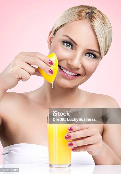 Frau Squeezes Der Saft Aus Zitrone Stockfoto und mehr Bilder von Abnehmen - Abnehmen, Durst, Erfrischung