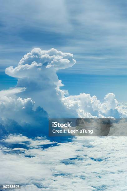 Nube Foto de stock y más banco de imágenes de Aire libre - Aire libre, Azul, Belleza de la naturaleza