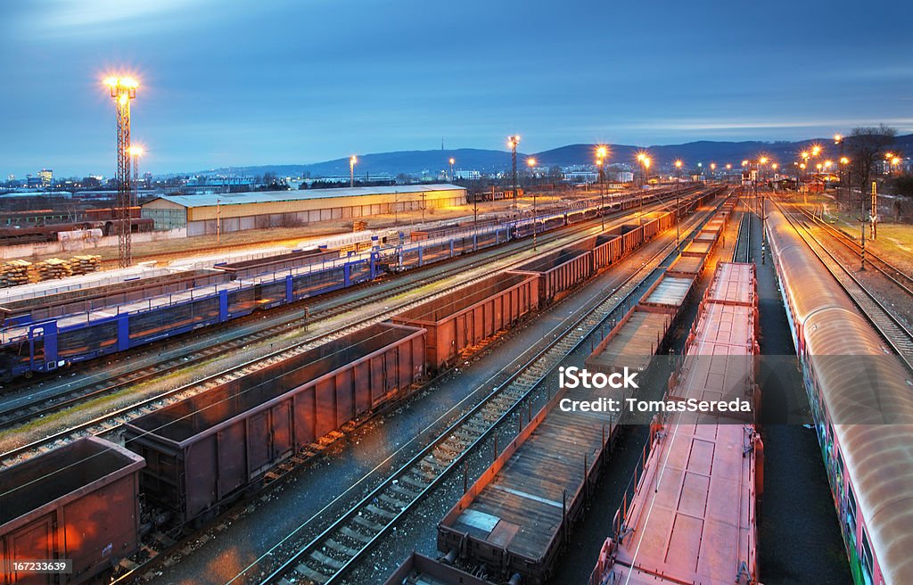Грузовой поезд trasportation-грузовых железнодорожных - Стоковые фото Железнодорожная перевозка груза роялти-фри