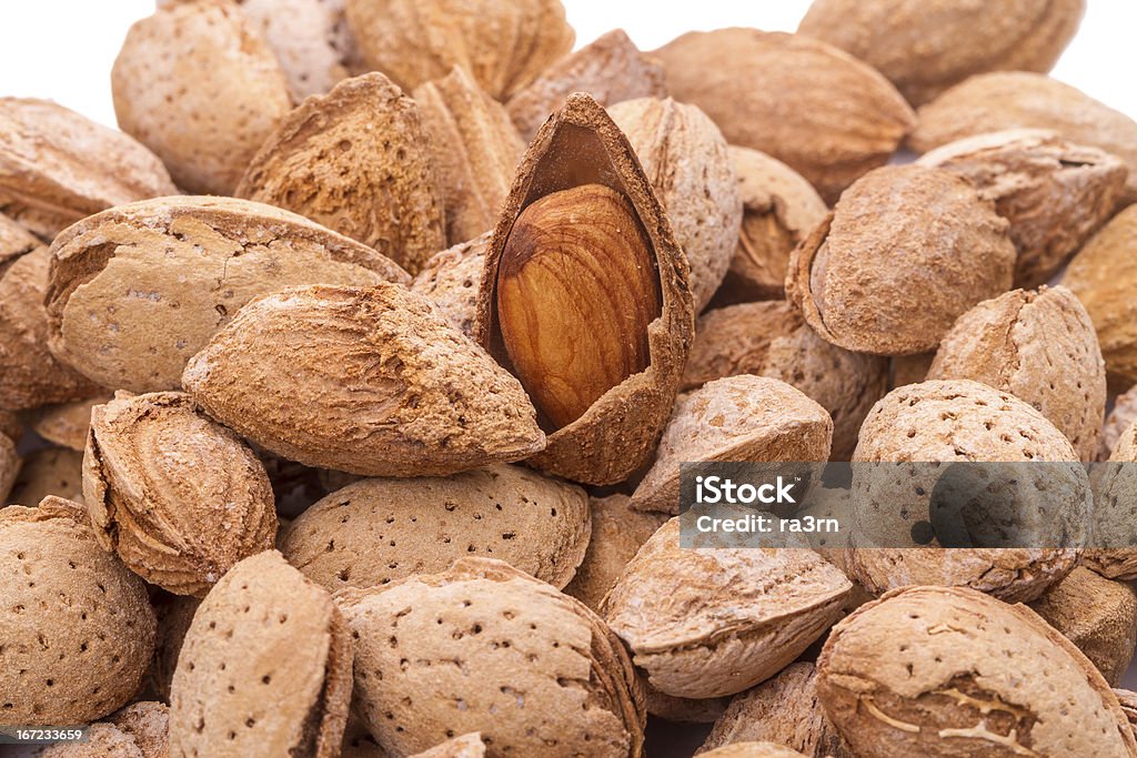 Almendra en la carcasa - Foto de stock de Alimento libre de derechos