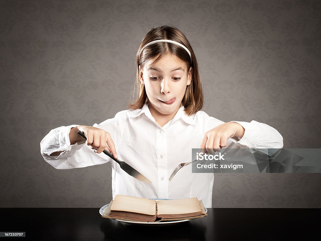 Hambre niña en frente de un libro - Foto de stock de 8-9 años libre de derechos