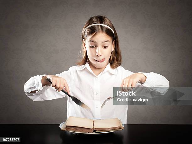 Hambre Niña En Frente De Un Libro Foto de stock y más banco de imágenes de 8-9 años - 8-9 años, Alegre, Belleza de la naturaleza