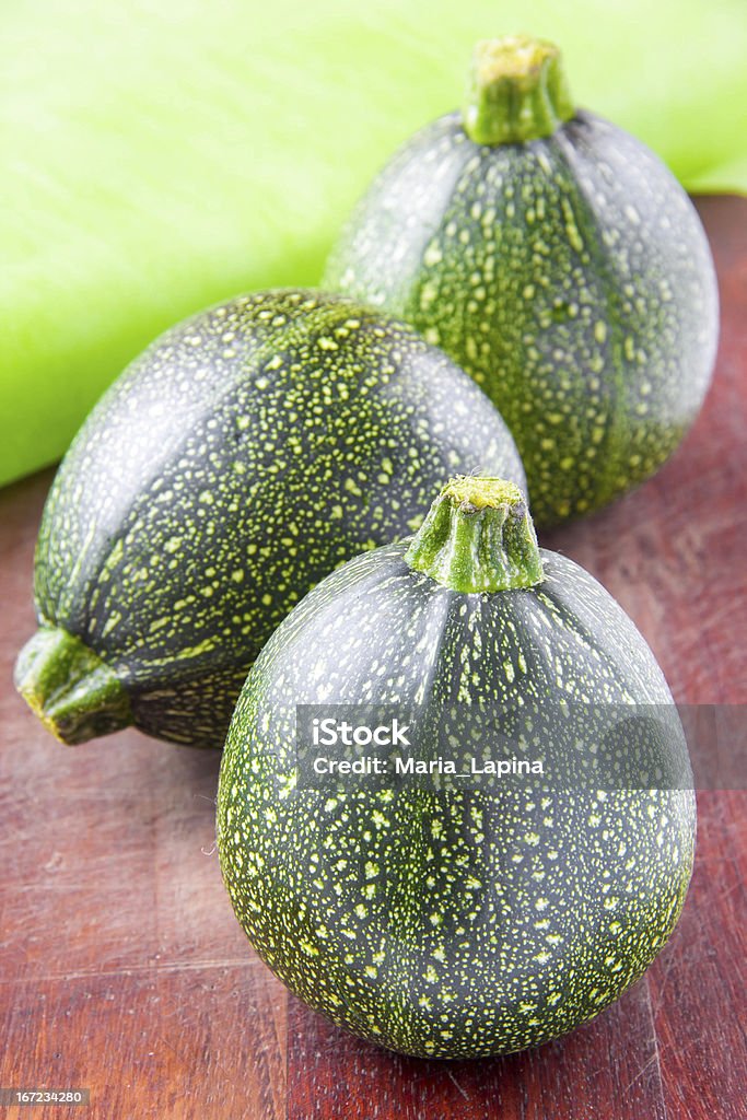 Runde green zucchini auf Holztisch - Lizenzfrei Abnehmen Stock-Foto