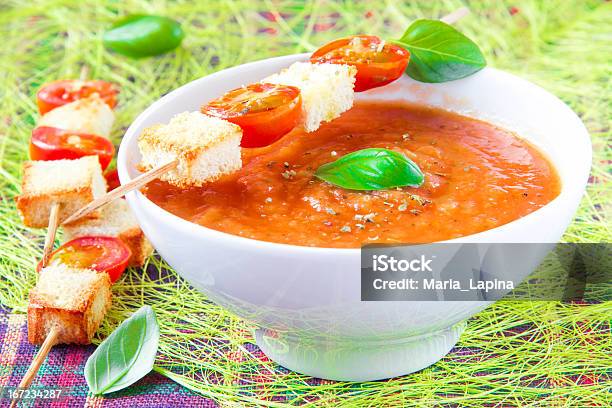 Foto de Creme De Sopa De Legumes Com Tomate E Torrada e mais fotos de stock de Abobrinha - Abobrinha, Alimentação Saudável, Almoço