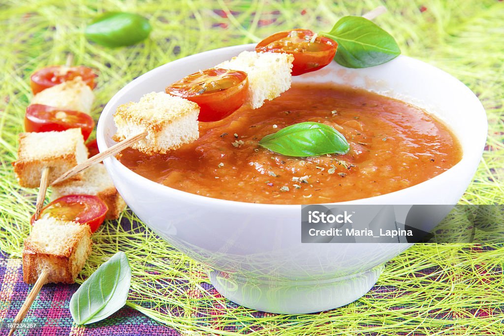 Овощной суп-пюре с помидорами и тост - Стоковые фото Базилик роялти-фри