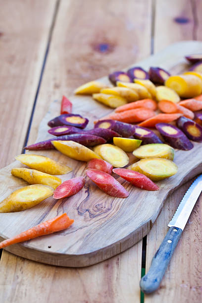 Verschiedene carrot Schnitt auf Holz Brett. – Foto