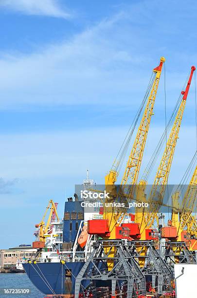 Guindaste E Navio De Carga - Fotografias de stock e mais imagens de Atracado - Atracado, Baía, Beira d'Água