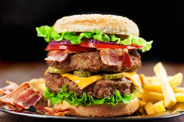 double cheeseburger - bacon cheeseburger bacon cheeseburger hamburger imagens e fotografias de stock