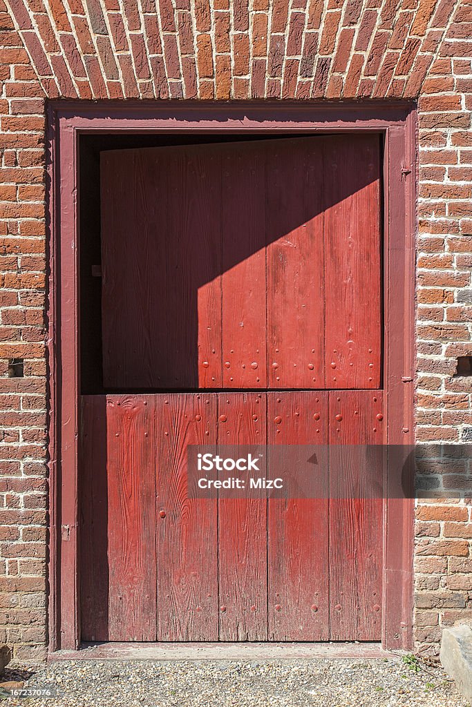Due porte in legno vecchi rosso - Foto stock royalty-free di Porta