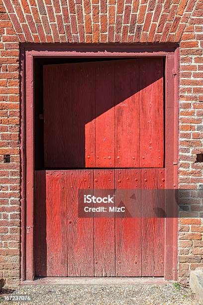 Due Porte In Legno Vecchi Rosso - Fotografie stock e altre immagini di Porta - Porta, Mattone, Rosso