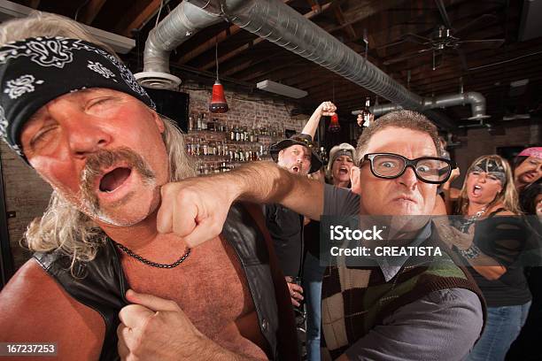 Foto de Geek Socos Homem No Bar e mais fotos de stock de Bar - Bar, Brigar, Motociclista
