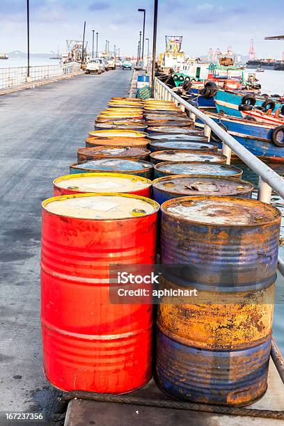 Olej Beczki Na Pomost Chonburi W Tajlandii - zdjęcia stockowe i więcej obrazów Beczka - Zbiornik - Beczka - Zbiornik, Odpady toksyczne, Trujący