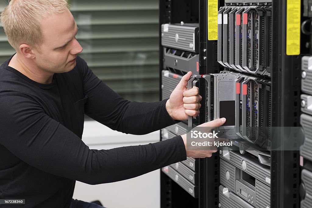 Consulente IT mantenere Blade Server nel data center - Foto stock royalty-free di 30-34 anni