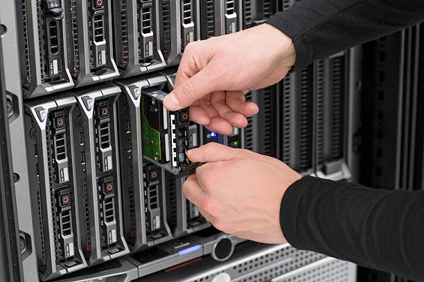 это консультант замены жесткого диска блейд-сервер - rack network server hard drive replace стоковые фото и изображения