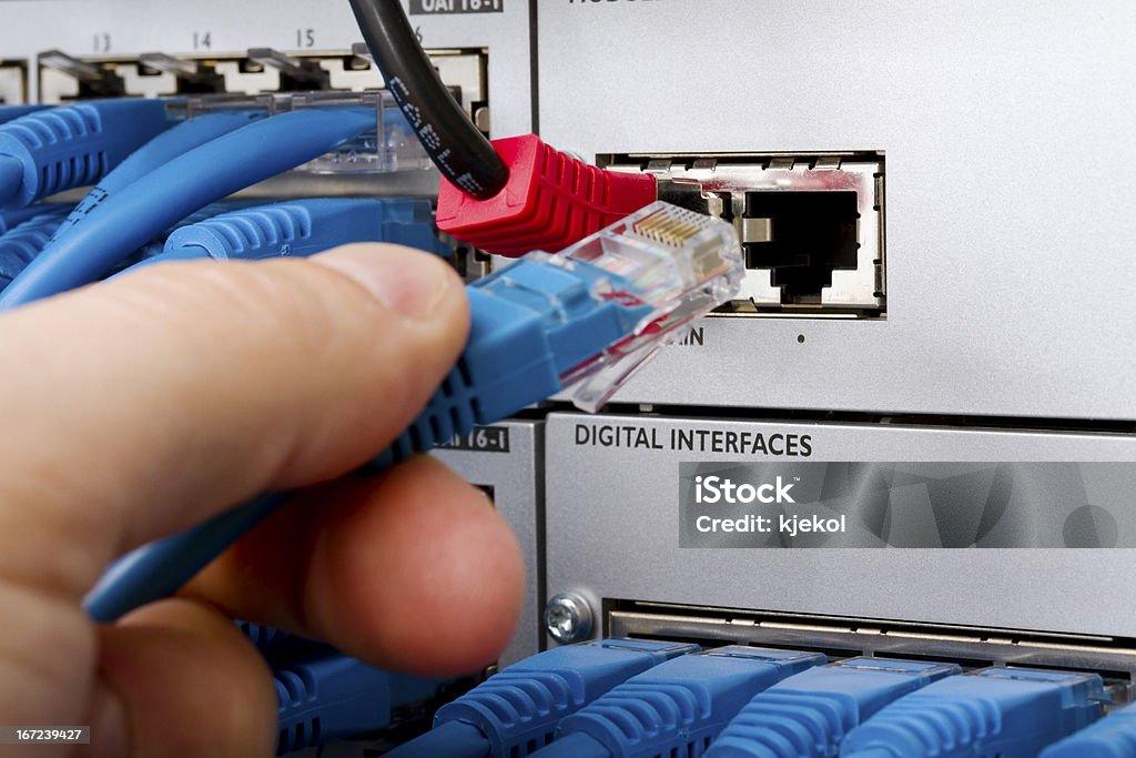Ingegnere collegamento di cavi per telecomunicazioni - Foto stock royalty-free di Accessibilità