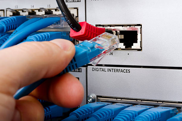 ingegnere collegamento di cavi per telecomunicazioni - telephone network control room foto e immagini stock