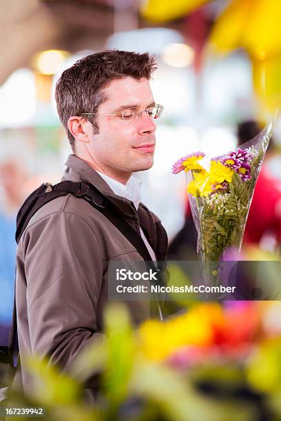 ロマンチックな男性の花でショッピングは地元の市場 - 1人のストックフォトや画像を多数ご用意 - 1人, 30代, 30代の男性