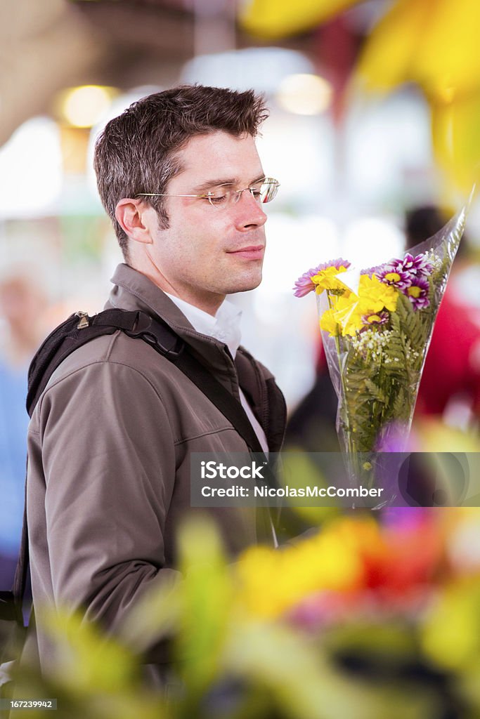 Romantyczny mężczyzna zakupy kwiaty w lokalnym rynku - Zbiór zdjęć royalty-free (30-39 lat)