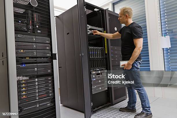 Foto de Consultor De Ti Em Um Centro De Dados e mais fotos de stock de Data Center - Data Center, Pessoas, Parede