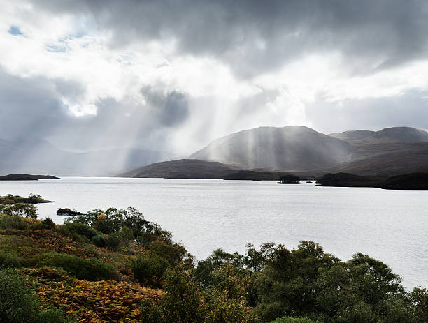 a incandescenza tempesta di pioggia sul loch assynt - loch assynt immagine foto e immagini stock