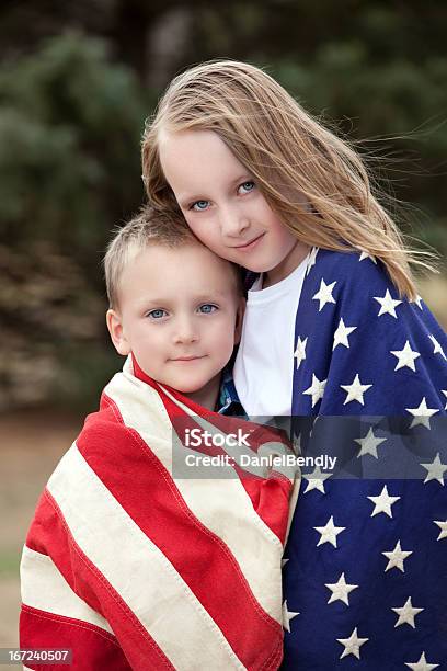 自慢のアメリカ - 2人のストックフォトや画像を多数ご用意 - 2人, 2歳から3歳, 6歳から7歳