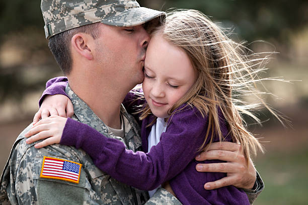 real soldado americano & filha ao ar livre - fort carson - fotografias e filmes do acervo