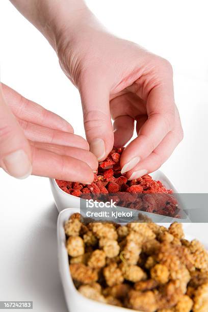 Frau Essen Maulbeeren Und Goji Beeren Stockfoto und mehr Bilder von Antioxidationsmittel - Antioxidationsmittel, Beere - Obst, Beere - Pflanzenbestandteile