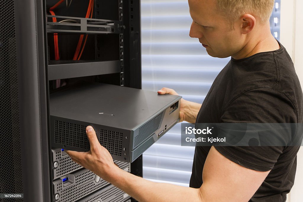 Consultor instalar-'Router'de rede - Royalty-free Data Center Foto de stock