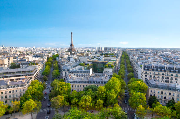 istock Cityscape of Paris with Eiffel Tower 1672440370