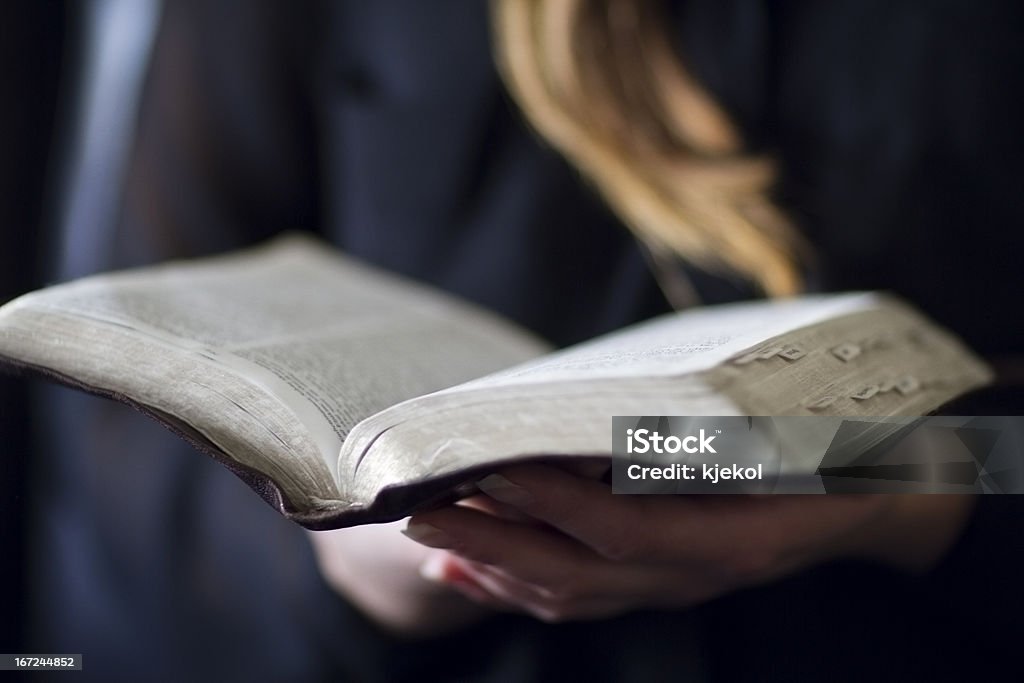Femme lecture Bible - Photo de Bible libre de droits