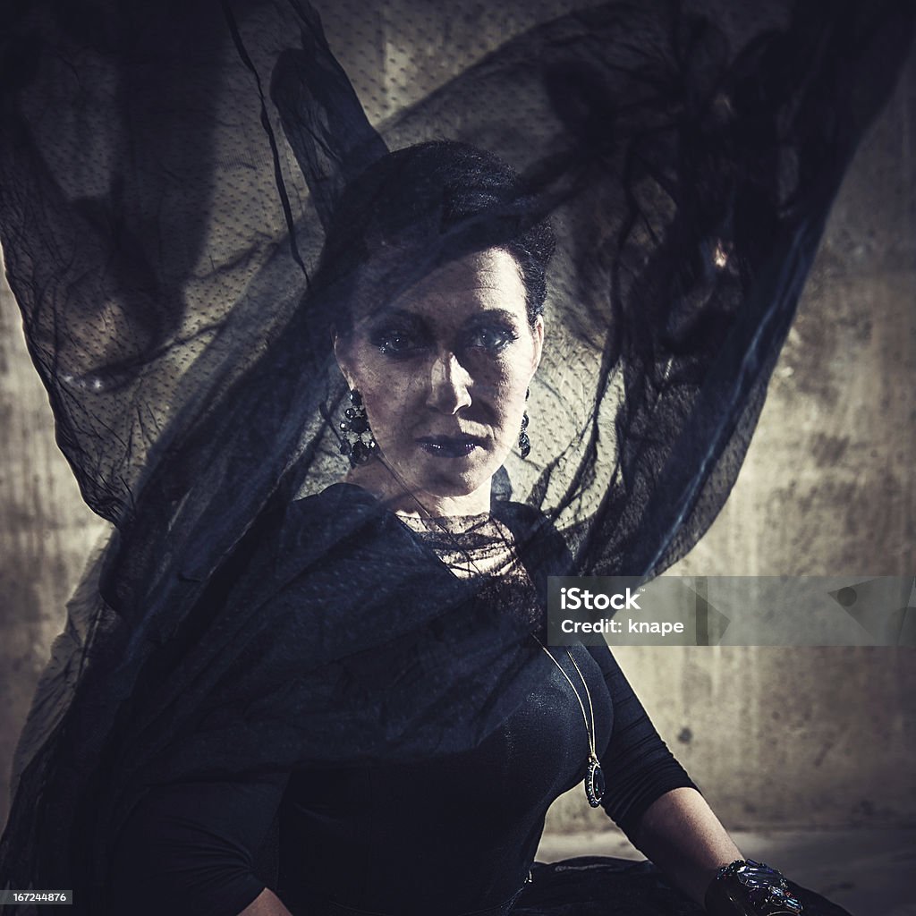 Красивая женщина в подвальном помещении - Стоковые фото Мода роялти-фри