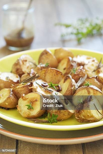 Patate Al Forno Con Aglio E Erbe - Fotografie stock e altre immagini di Aglio - Alliacee - Aglio - Alliacee, Alla griglia, Arrosto - Cibo cotto