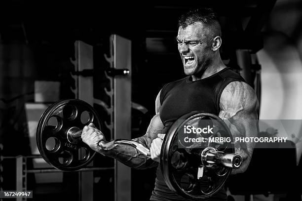 Muscular Man Haciendo Ejercicios Altas Barra Para Pesas Foto de stock y más banco de imágenes de Actividad física