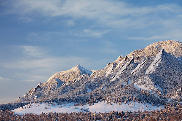 winter schnee auf die flatirons von boulder, colorado - winter sunrise mountain snow stock-fotos und bilder