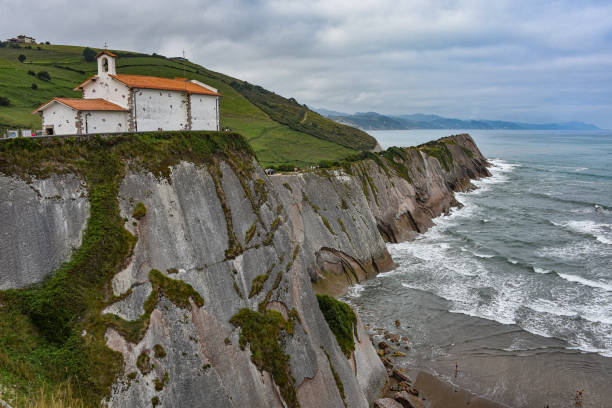 산 텔모 교회(san telmo church)와 스페인 주마이아(zumaia) 해안의 플라이쉬 절벽(flysch cliffs) - vizcay 뉴스 사진 이미지