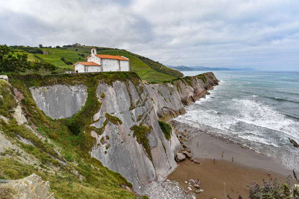 산 텔모 교회(san telmo church)와 스페인 주마이아(zumaia) 해안의 플라이쉬 절벽(flysch cliffs) - vizcay 뉴스 사진 이미지