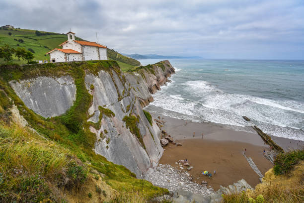 die kirche san telmo und die flysch-klippen an der küste von zumaia, spanien - vizcay stock-fotos und bilder