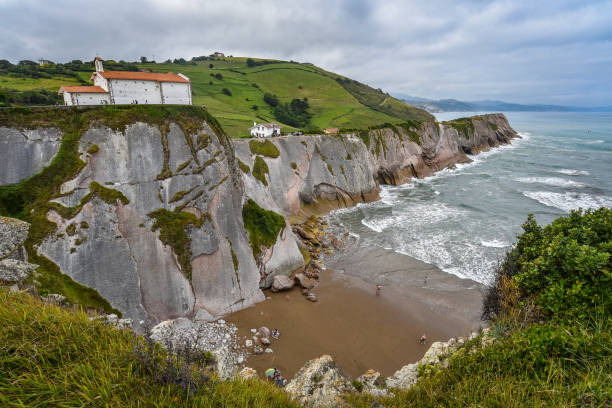 die kirche san telmo und die flysch-klippen an der küste von zumaia, spanien - vizcay stock-fotos und bilder