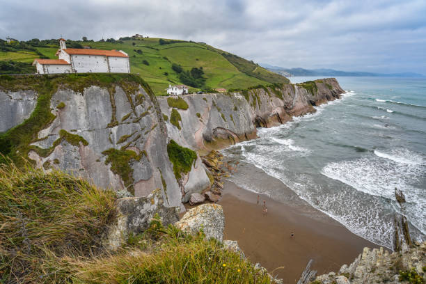 die kirche san telmo und die flysch-klippen an der küste von zumaia, spanien - vizcay stock-fotos und bilder