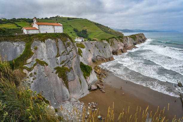 산 텔모 교회(san telmo church)와 스페인 주마이아(zumaia) 해안의 플라이쉬 절벽(flysch cliffs) - vizcay 뉴스 사진 이미지