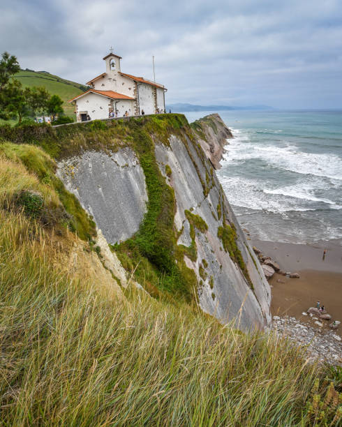 die kirche san telmo und die flysch-klippen an der küste von zumaia, spanien - vizcay stock-fotos und bilder