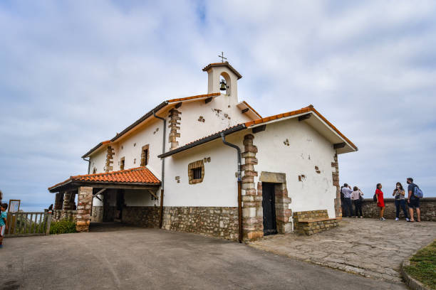 kirche san telmo und die flysch-klippen an der küste von zumaia, baskenland, spanien - vizcay stock-fotos und bilder